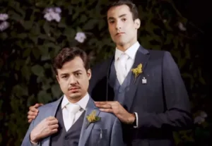 Douglas Souza e Gabriel Campos em cerimônia de casamento