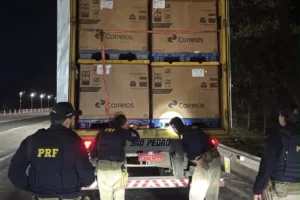Homem escondido em caixa durante furto de cargas em Goiás