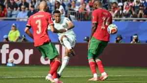 Mbappé comemora golaço pela França nas quartas da Copa