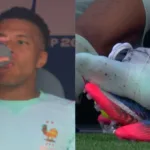Mbappé coloca gelo no tornozelo após substituição
