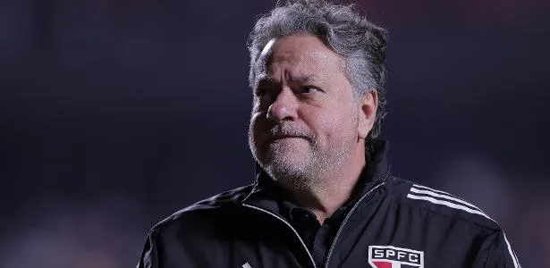 Julio Casares quebra silêncio após caso dos saques: 'Vítima de perseguição' - UOL 1 Julio Casares em declaração sobre saques e perseguição