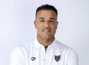 Novo técnico do Atlético, Roger Silva, em campo