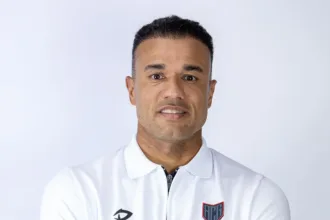 Novo técnico do Atlético, Roger Silva, em campo