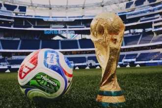 Troféu e bola da Copa do Mundo 2030