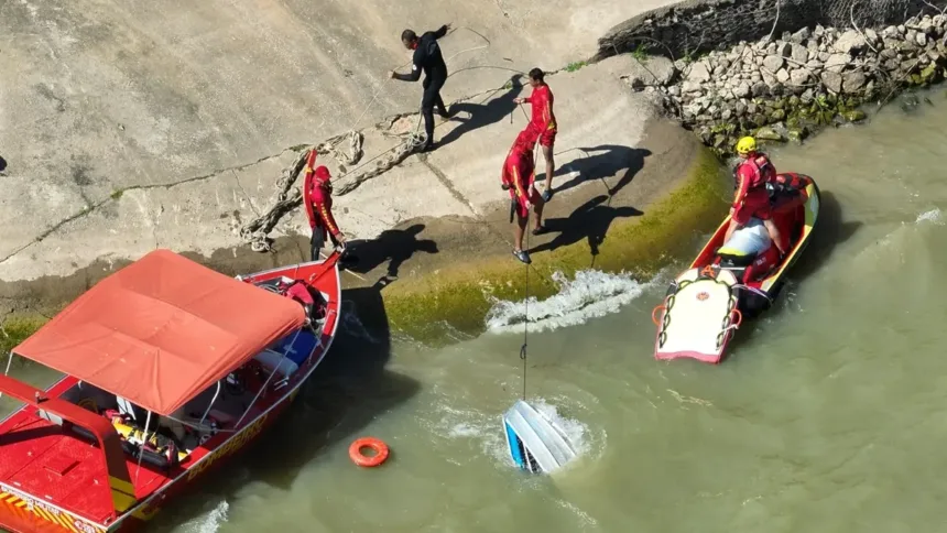 Bombeiros resgatam embarcação que afundava no Rio Vermelho por excesso de peso 1 Bombeiros realizam resgate de embarcação no Rio Vermelho