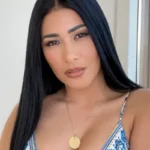 Simaria foto nua em frente ao espelho