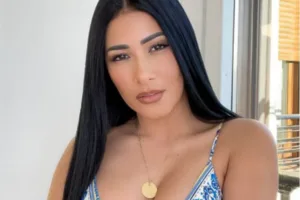Simaria foto nua em frente ao espelho