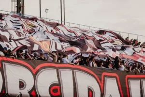 Torcida do Anápolis no jogo contra Maringá com ingressos na mão