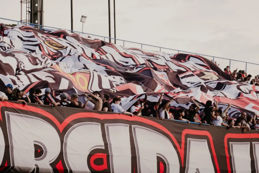 Com ingressos a partir de R$ 15, Anápolis quer casa cheia contra o Maringá 1 Torcida do Anápolis no jogo contra Maringá com ingressos na mão