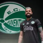 Goleiro do Juventude em ação durante o jogo contra Vila Nova