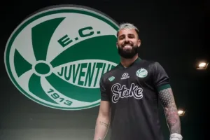 Goleiro do Juventude em ação durante o jogo contra Vila Nova