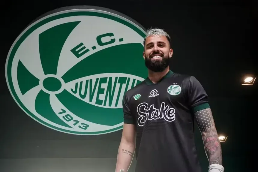 Goleiro do Juventude em ação durante o jogo contra Vila Nova