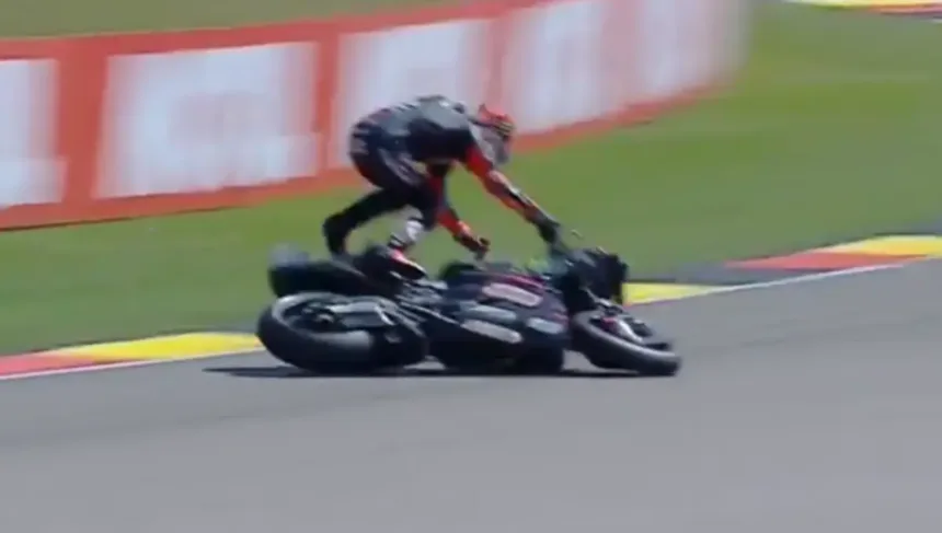 Queda grave de Bezzecchi na MotoGP durante o GP da Alemanha