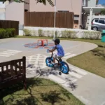 Cuidados nas férias escolares com crianças brincando
