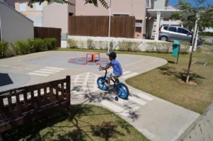 Cuidados nas férias escolares com crianças brincando