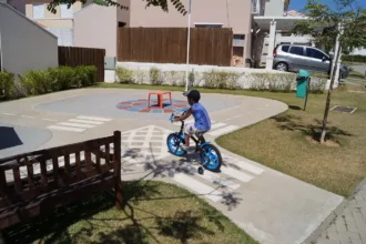 Cuidados nas férias escolares com crianças brincando