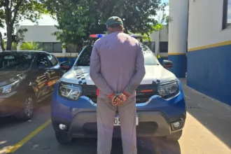 Homem preso por desvio de benefícios de filha e enteado autista
