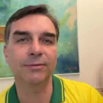 Flávio Bolsonaro lê carta do pai pedindo união