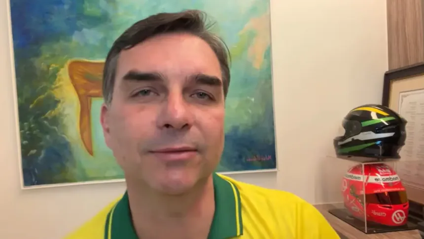 Flávio Bolsonaro lê carta do pai pedindo união