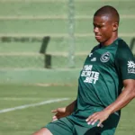 Juninho em treino pelo Goiás antes do jogo contra o CRB