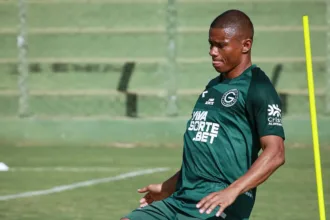 Juninho em treino pelo Goiás antes do jogo contra o CRB