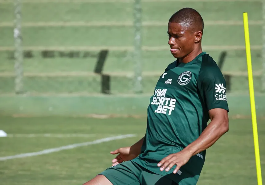 CRB x Goiás: provável escalação do esmeraldino e onde assistir 1 Juninho em treino pelo Goiás antes do jogo contra o CRB