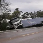 Granizo e vendaval no RS destelham casas e causam acidentes