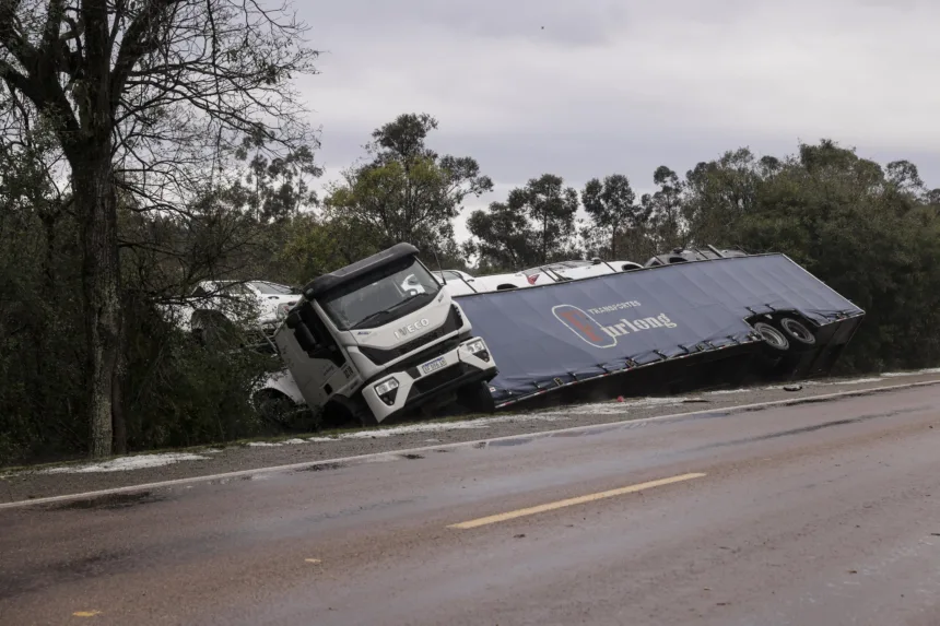 Caminhão-cegonha perde o controle em estrada após temporal com granizo e vendaval no RS - G1 1 Granizo e vendaval no RS destelham casas e causam acidentes