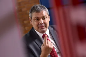 Lindbergh Farias pede revogação da domiciliar de Bolsonaro