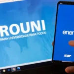Estudantes verificando prazo de inscrição do ProUni