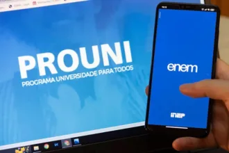Estudantes verificando prazo de inscrição do ProUni