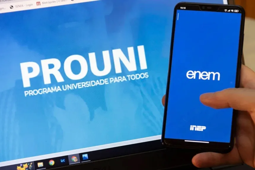 MEC prorroga prazo final para inscrição no ProUni, mas por pouco tempo 1 Estudantes verificando prazo de inscrição do ProUni
