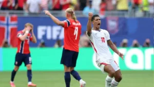 Noruega em campo com posse de bola contra Inglaterra