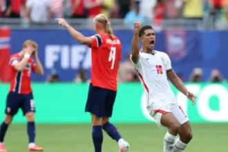 Noruega em campo com posse de bola contra Inglaterra