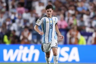 Golaço de Julián Álvarez coloca Argentina na frente da Suíça