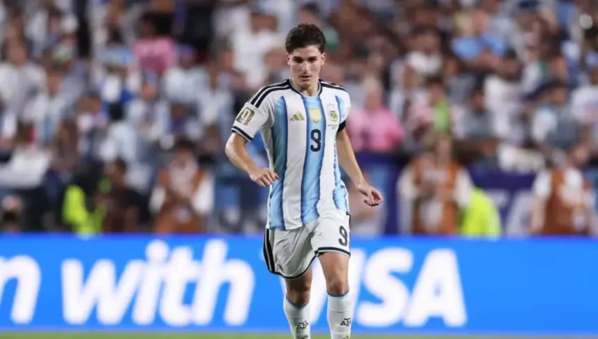 Golaço de Julián Álvarez coloca Argentina na frente da Suíça
