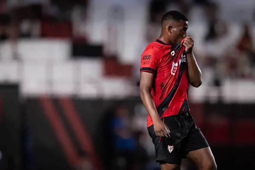 Com um a menos, Atlético abre o placar contra o Fortaleza 1 Atlético vence Fortaleza com gol de Klebert