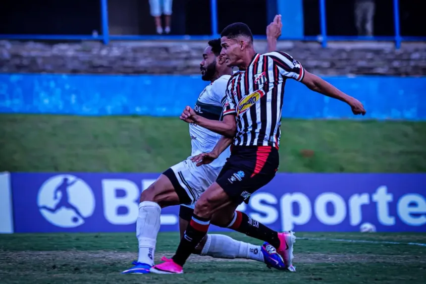 Anápolis desperdiça oportunidades e é derrotado pelo Maringá 1 Anápolis Série C em jogo contra Maringá no Estádio Jonas Duarte