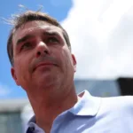Flávio Bolsonaro discute tarifas sobre carnes com a China