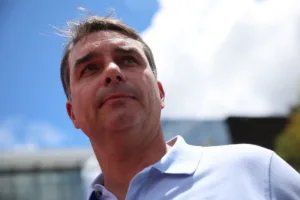 Flávio Bolsonaro discute tarifas sobre carnes com a China