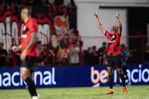 Atlético vence Fortaleza na estreia de Roger Silva