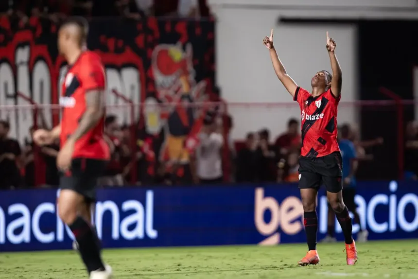 Na estreia de Roger Silva, Atlético vence o Fortaleza e sobe na tabela 1 Atlético vence Fortaleza na estreia de Roger Silva