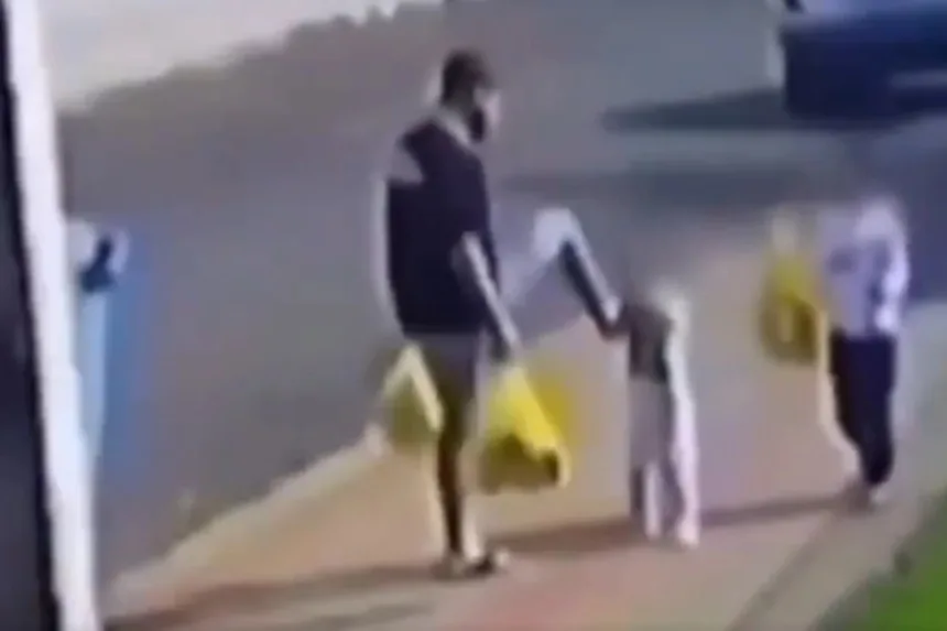 Pai que chutou filha de 3 anos no rosto pode ser indiciado por tortura 1 Pai indiciado por tortura após chutar filha no rosto