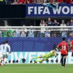 Jogador desperdiçando pênalti na Copa 2026