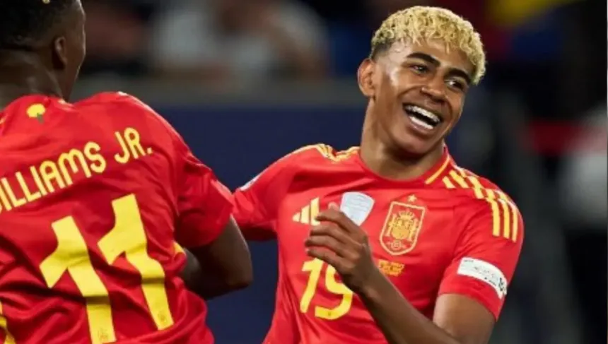 Lamine Yamal 19 anos em treino da Espanha