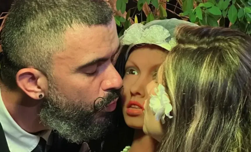 “Maior corno do mundo” e influencer que fez sexo com fantasma se casam com boneca; veja fotos 1 Casamento com boneca realista de influencers