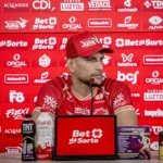 Higor Meritão apresentado no Vila Nova destacando experiência no México