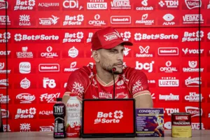 Higor Meritão apresentado no Vila Nova destacando experiência no México