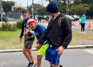 Atleta goiano maratona aos 93 anos sob aplausos em Porto Alegre