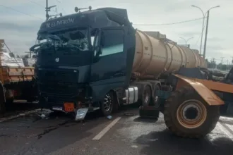 Acidente caminhão BR-060 interdição em Acreúna